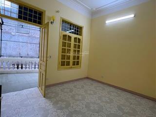 Chính chủ cho thuê nhà ngõ 720 đê la thành, 50m2 x 3 tầng, 3 ngủ, 10 triệu/tháng