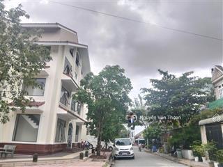 Bán đất tặng căn nhà cấp 4. ngay vinhomes