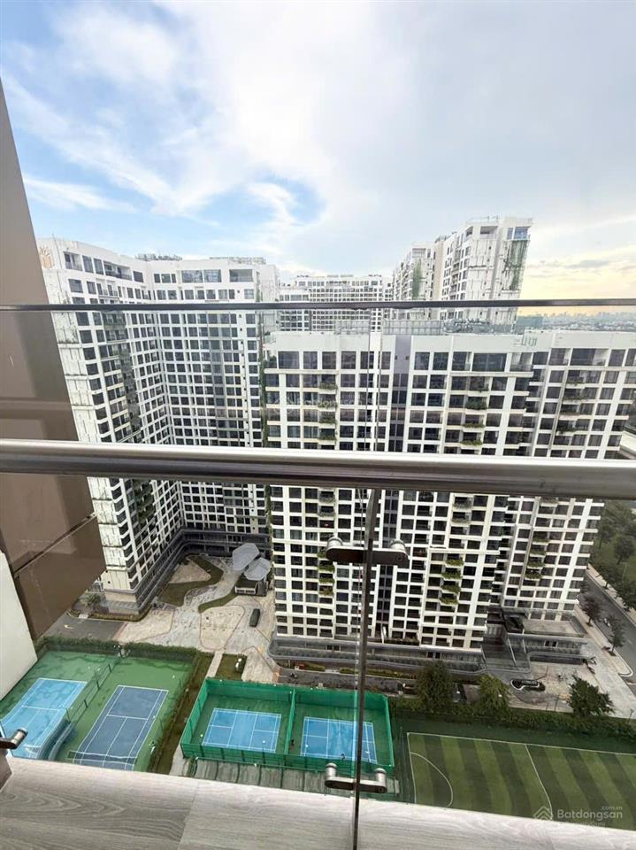 Tòa b căn số 11 masteri centre point view sân thể thao, sáng cà phê ngắm trai tập luyện