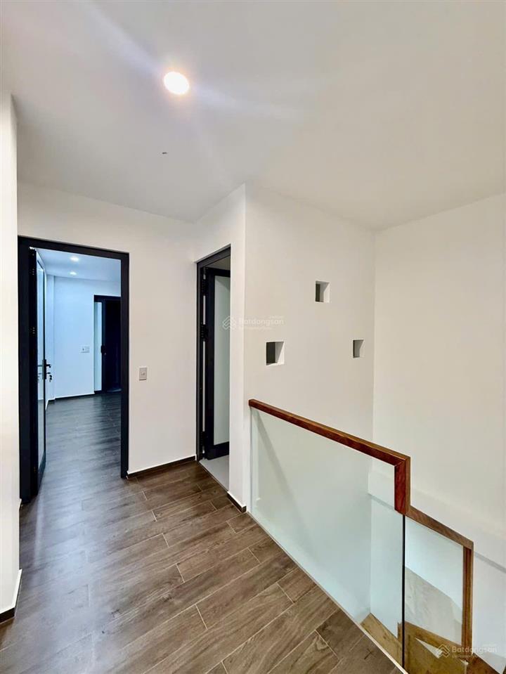 Nhà kiệt ô tô đặng huy trứ cao ráo không lụt