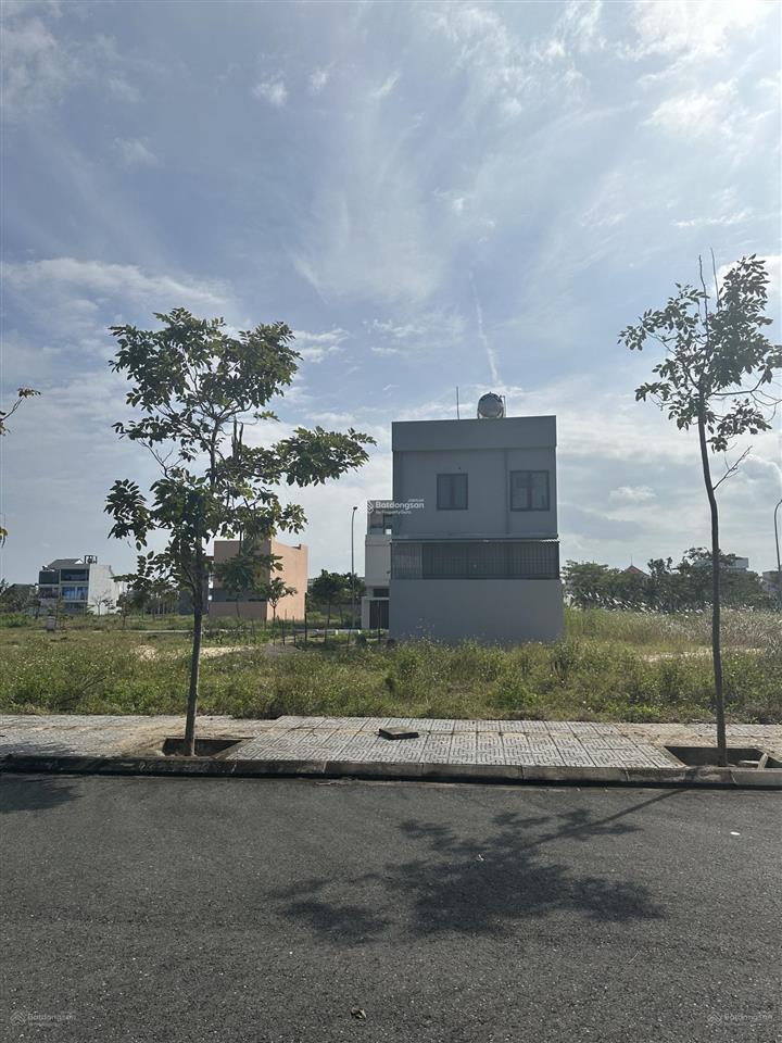 Văn phòng quang fpt  bán lô gốc 2 mặt tiền sát tòa căn hộ khu fpt , diện tích 124 m