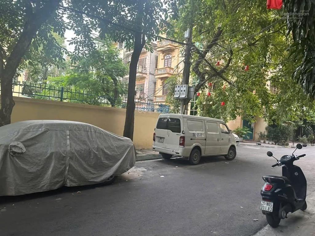 Nhà đẹp sân vườn ngã 3 liễu giai đội cấn, hai mặt ngõ, 3 thoáng, nhà dân xây kbt, móng 7 tầng, ô tô