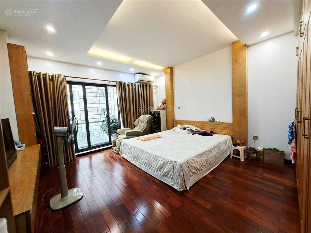 Bán nhà ngã tư liễu giai đội cấn  nhà sân vườn hai mặt ngõ  sân rộng để 10 xe máy  10m ra ô tô