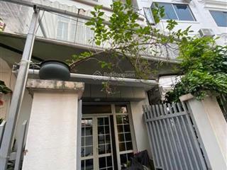 Bán nhà ngã tư liễu giai đội cấn  nhà sân vườn hai mặt ngõ  sân rộng để 10 xe máy  10m ra ô tô