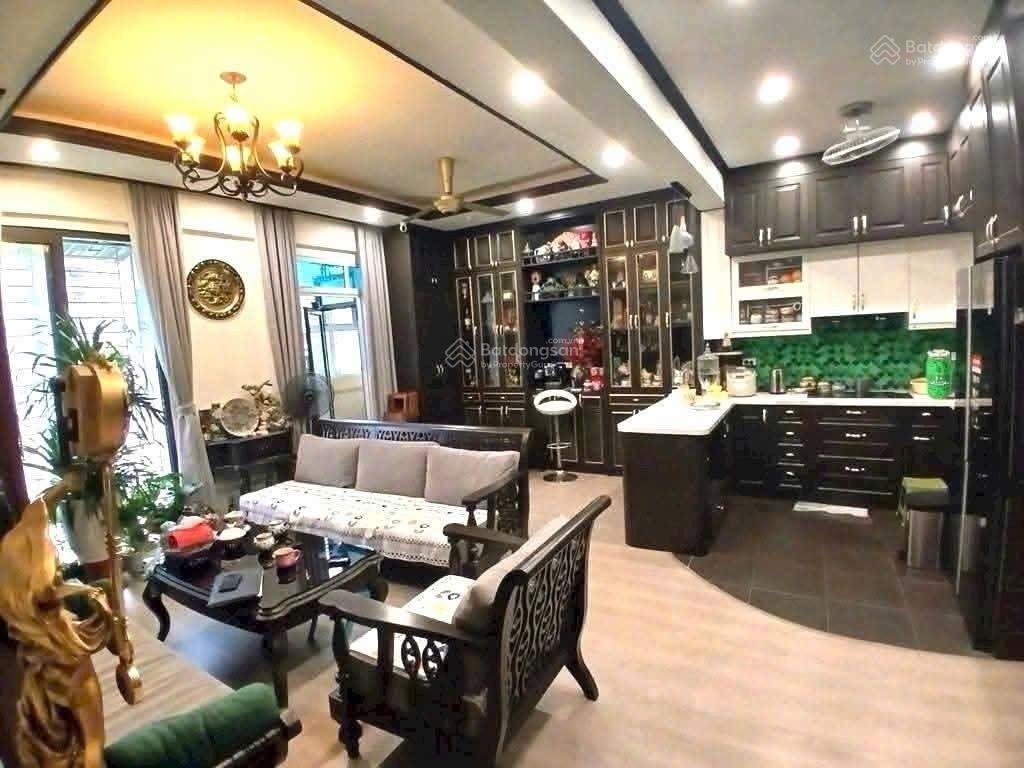 Bán gấp nhà ngọc khánh ba đình 55m2 6 tầng 11 tỷ  trước nhà 3m nhà xây kiên cố móng 7 tầng  ô tô