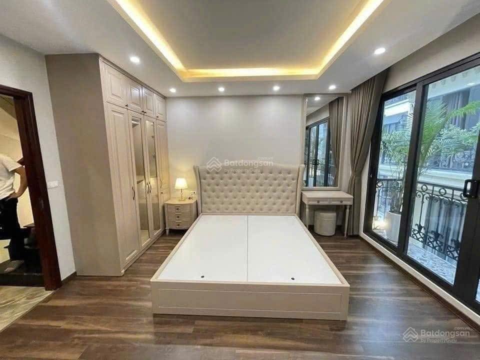 Bán gấp nhà ngọc khánh ba đình 55m2 6 tầng 11 tỷ  trước nhà 3m nhà xây kiên cố móng 7 tầng  ô tô
