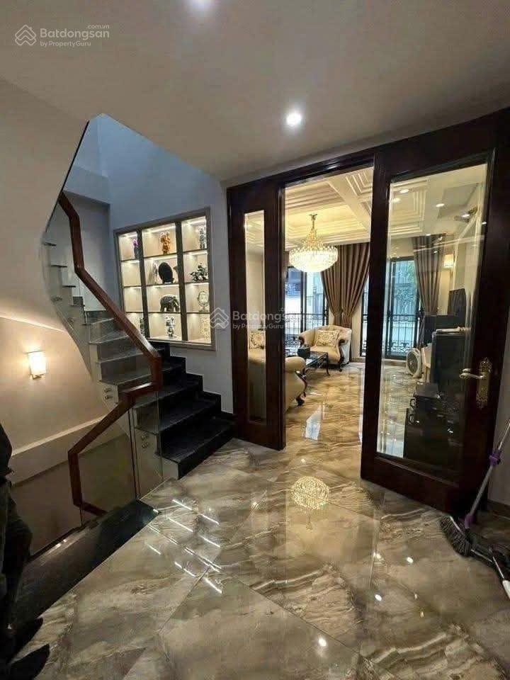 Bán gấp nhà ngọc khánh ba đình 55m2 6 tầng 11 tỷ  trước nhà 3m nhà xây kiên cố móng 7 tầng  ô tô