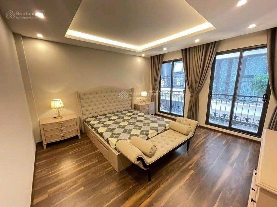 Bán gấp nhà ngọc khánh ba đình 55m2 6 tầng 11 tỷ  trước nhà 3m nhà xây kiên cố móng 7 tầng  ô tô