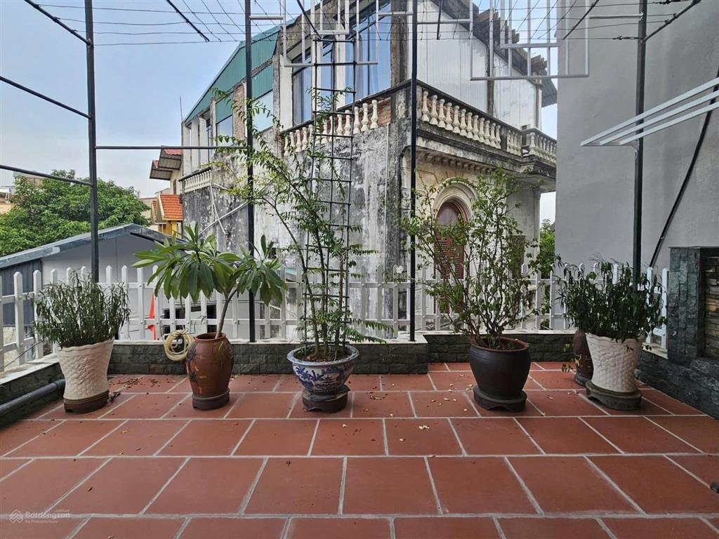 Bán nhà ngã tư liễu giai đội cấn  nhà sân vườn hai mặt ngõ  sân rộng  10m ra ô tô  ngõ 3m thông