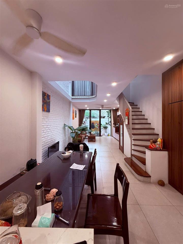 Bán nhà riêng ngã 3 hào nam cát linh, đống đa  gần hoàng cầu diện tích rộng  gần phố  hai thoáng