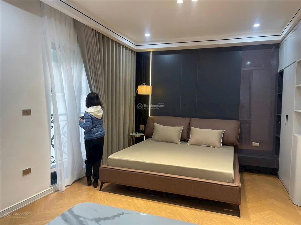 Bán nhà phố văn cao  65m2 nhà 5 tầng thang máy  10m ra đường ô tô tránh  hai thoáng  sát hồ tây