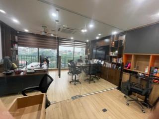Cần cho thuê gấp nhà văn phòng 5 tầng, có thang máy, điều hoà trung tâm