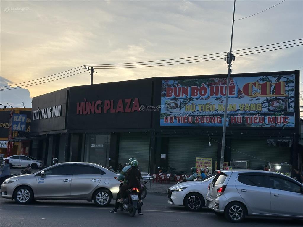 Cho thuê 30m nhà mặt tiền vòng xoay cồng 11, 300m2