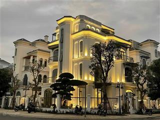 Chị gái gửi bán biệt thự mặt hồ 236.5m2  sẵn sổ đỏ  giá quá rẻ  72 tỷ trọn gói bao sang tên sổ