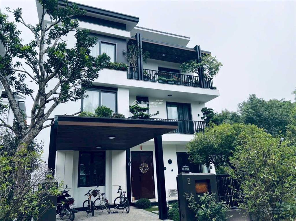 Chị gái gửi bán biệt thự mặt hồ 236.5m2  sẵn sổ đỏ  giá quá rẻ  72 tỷ trọn gói bao sang tên sổ