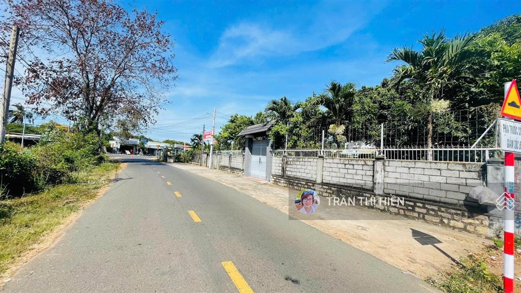 Hoà long  tp bà rịa  cách chợ hoà long chỉ 1.4km.
dt 1000m2  20x50m  200m2 thổ cư