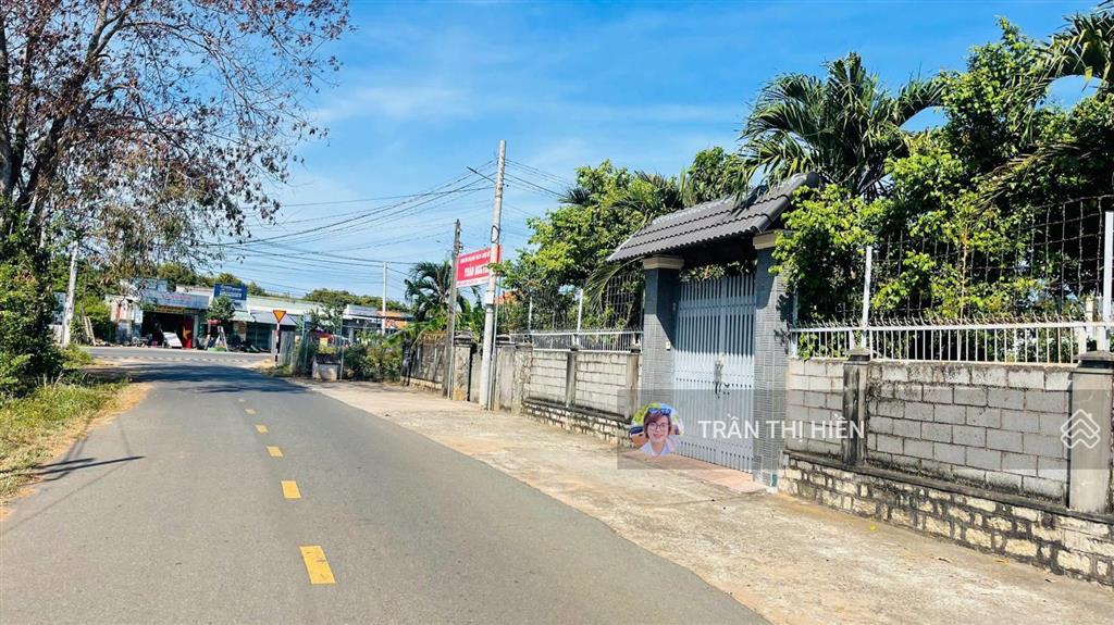 Hoà long  tp bà rịa  cách chợ hoà long chỉ 1.4km.
dt 1000m2  20x50m  200m2 thổ cư