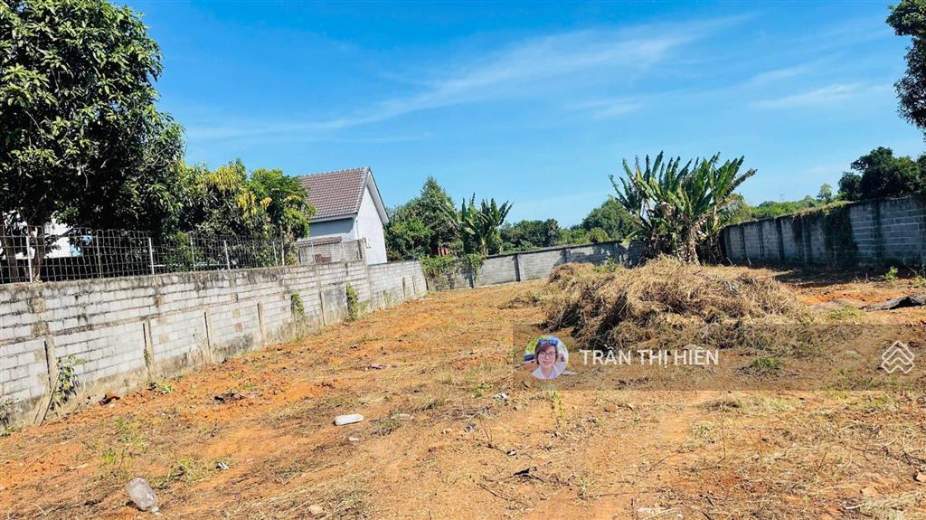 Hoà long  tp bà rịa  cách chợ hoà long chỉ 1.4km.
dt 1000m2  20x50m  200m2 thổ cư