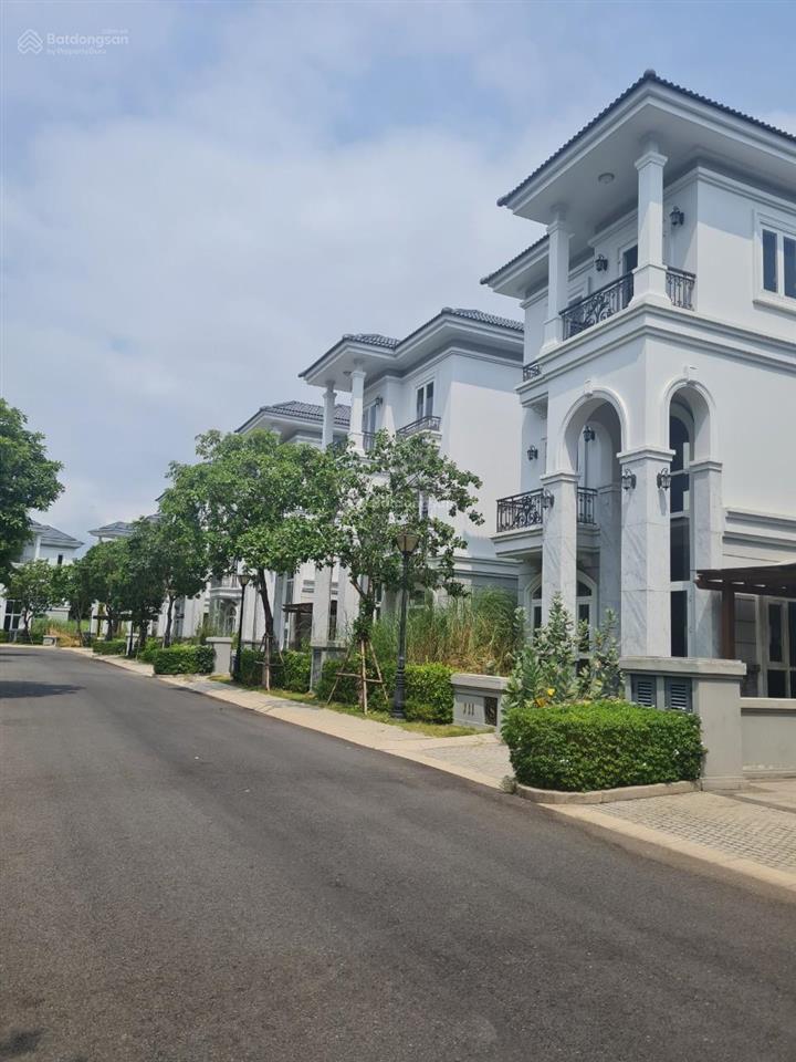 Biệt thự sol villas, căn góc trực diện ngay hồ bơi, vị trí cực đẹp giá tốt.  0902 802 ***