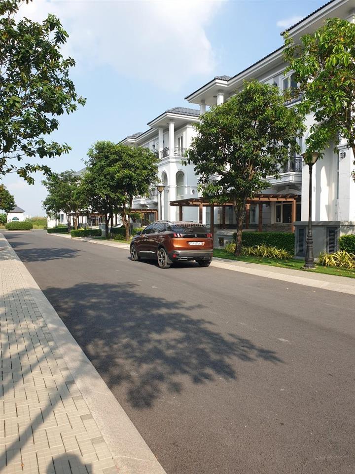 Biệt thự sol villas, căn góc trực diện ngay hồ bơi, vị trí cực đẹp giá tốt.  0902 802 ***