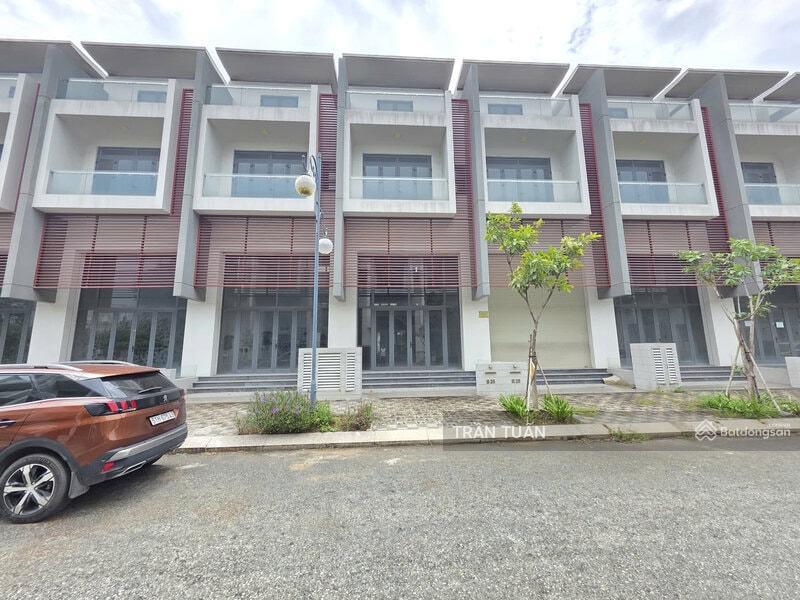 Phố đông village 100m2, 4 tầng, sh chính chủ bán gấp. gía tốt nhất thị trường