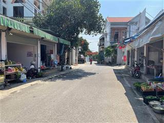 60m đất thổ cư giá có 1xx tỷ.  đường trước đất 2 ô tô tránh nhau ok.  sổ đỏ chính