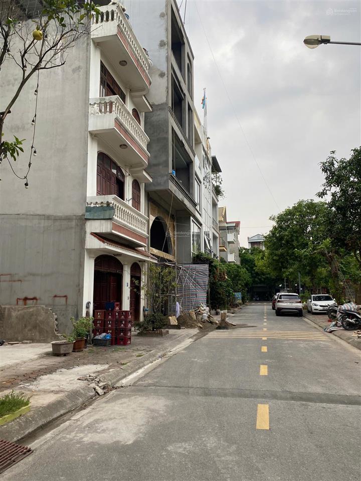Bán 70m2 đất đấu giá phường giang biên vị trí đẹp nhiều tiện ích đối diện vườn hoa. 15,2 tỷ
