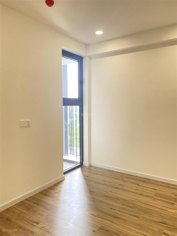 Chính chủ bán gấp căn hộ tầng trung, view hồ bơi, full nội thất cao cấp