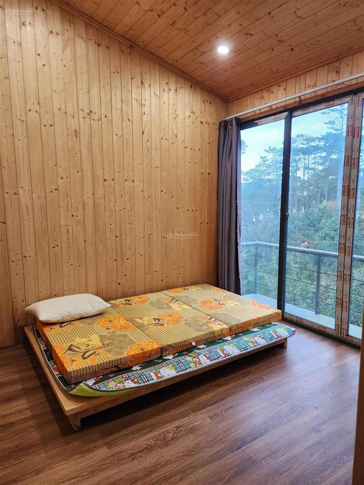Bán nhà gỗ 100m2 kế rừng thông khu hầm hỏa xa, view thành phố đà lạt, điện tích đất 2000m2