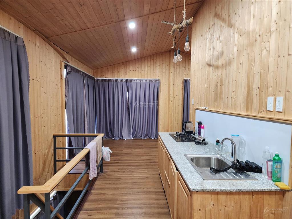 Bán nhà gỗ 100m2 kế rừng thông khu hầm hỏa xa, view thành phố đà lạt, điện tích đất 2000m2