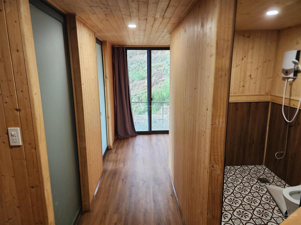 Bán nhà gỗ 100m2 kế rừng thông khu hầm hỏa xa, view thành phố đà lạt, điện tích đất 2000m2