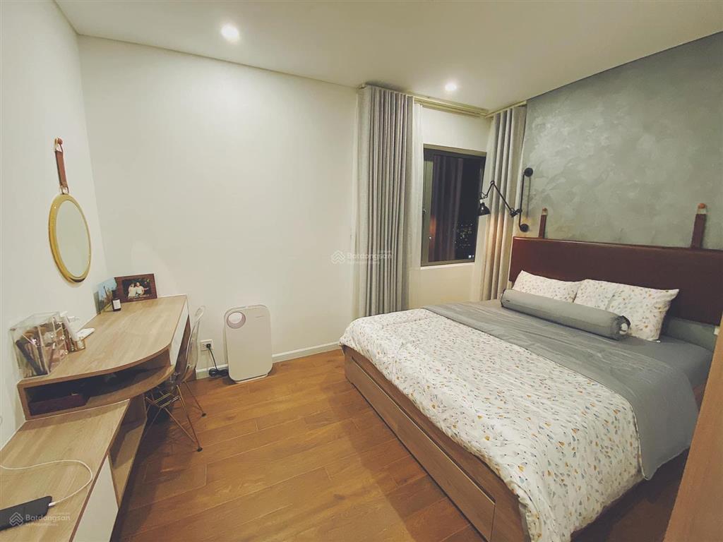Cho thuê căn hộ 2 phòng ngủ 61m2 căn góc, nhà sạch sẽ, thoáng mát, nhận nhà ngay.  0919 961 ***