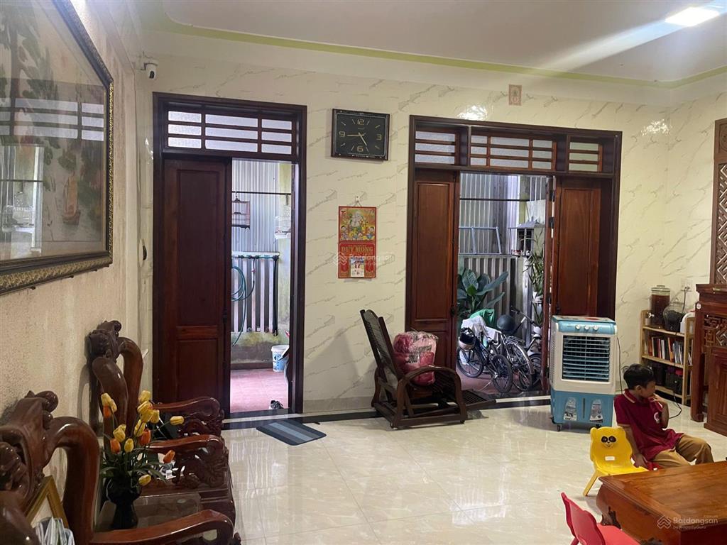 Nhà từ dân xây kiên cố kiệt an ninh. cách đường nguyễn hoàng 200m.