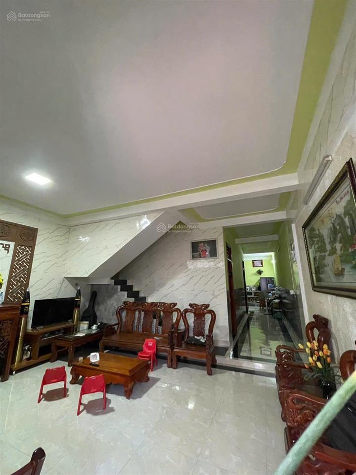 Nhà từ dân xây kiên cố kiệt an ninh. cách đường nguyễn hoàng 200m.