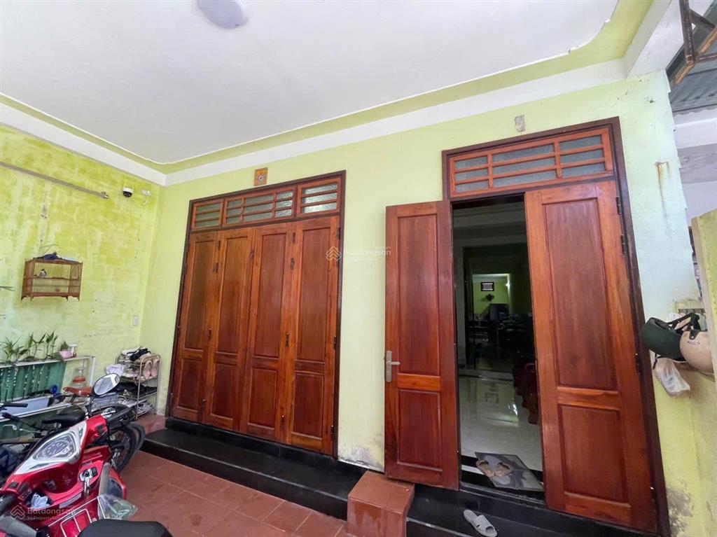 Nhà từ dân xây kiên cố kiệt an ninh. cách đường nguyễn hoàng 200m.