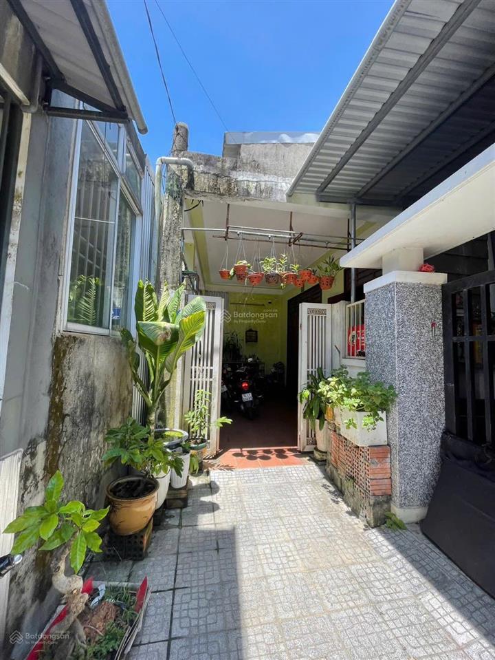 Nhà từ dân xây kiên cố kiệt an ninh. cách đường nguyễn hoàng 200m.