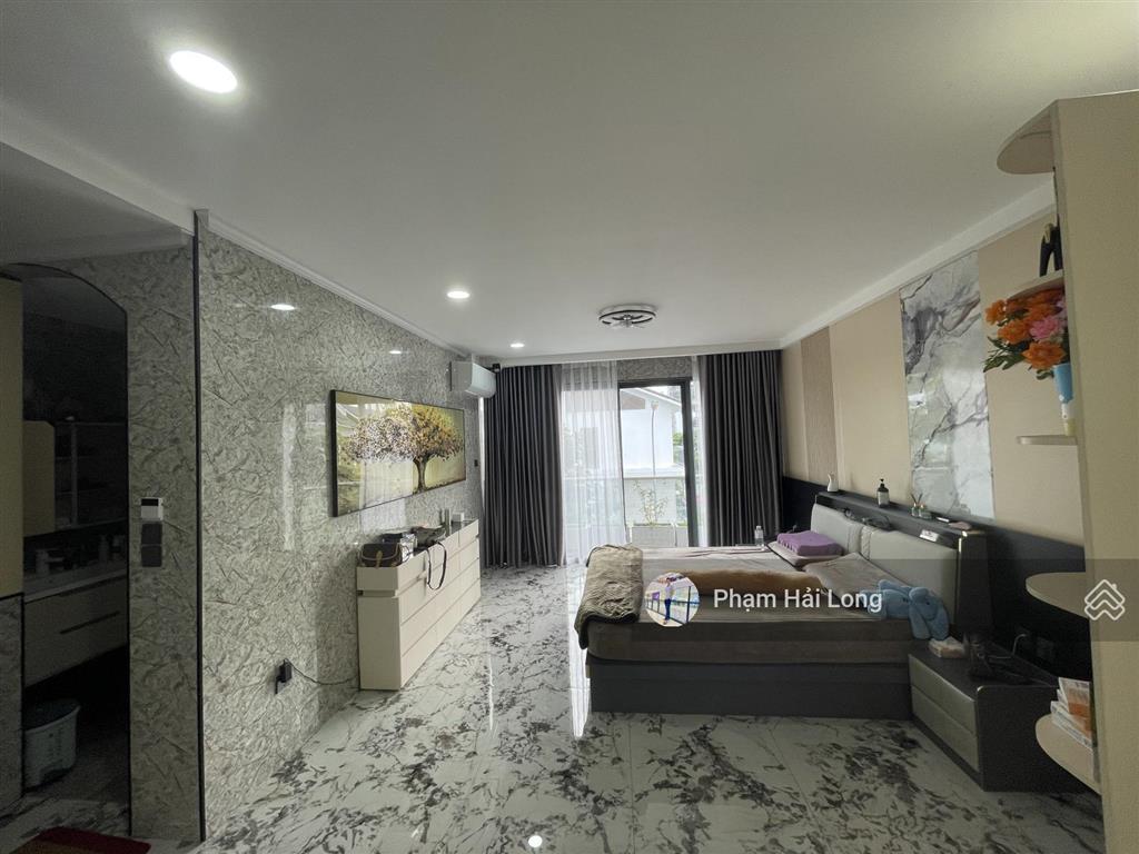 Chính chủ cần bán gấp căn biệt thự villa đối diện hồ công viên, vị trí đẹp hiếm có