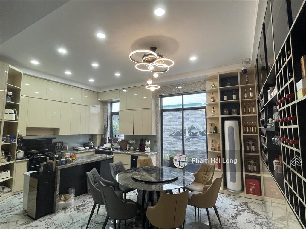 Chính chủ cần bán gấp căn biệt thự villa đối diện hồ công viên, vị trí đẹp hiếm có