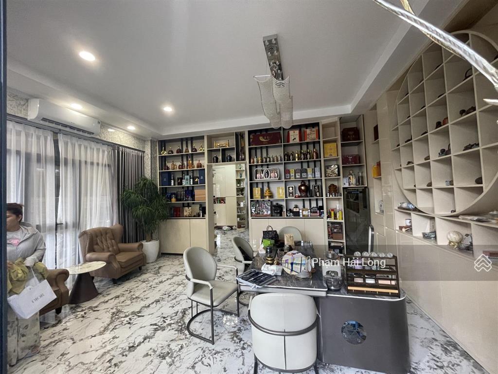 Chính chủ cần bán gấp căn biệt thự villa đối diện hồ công viên, vị trí đẹp hiếm có