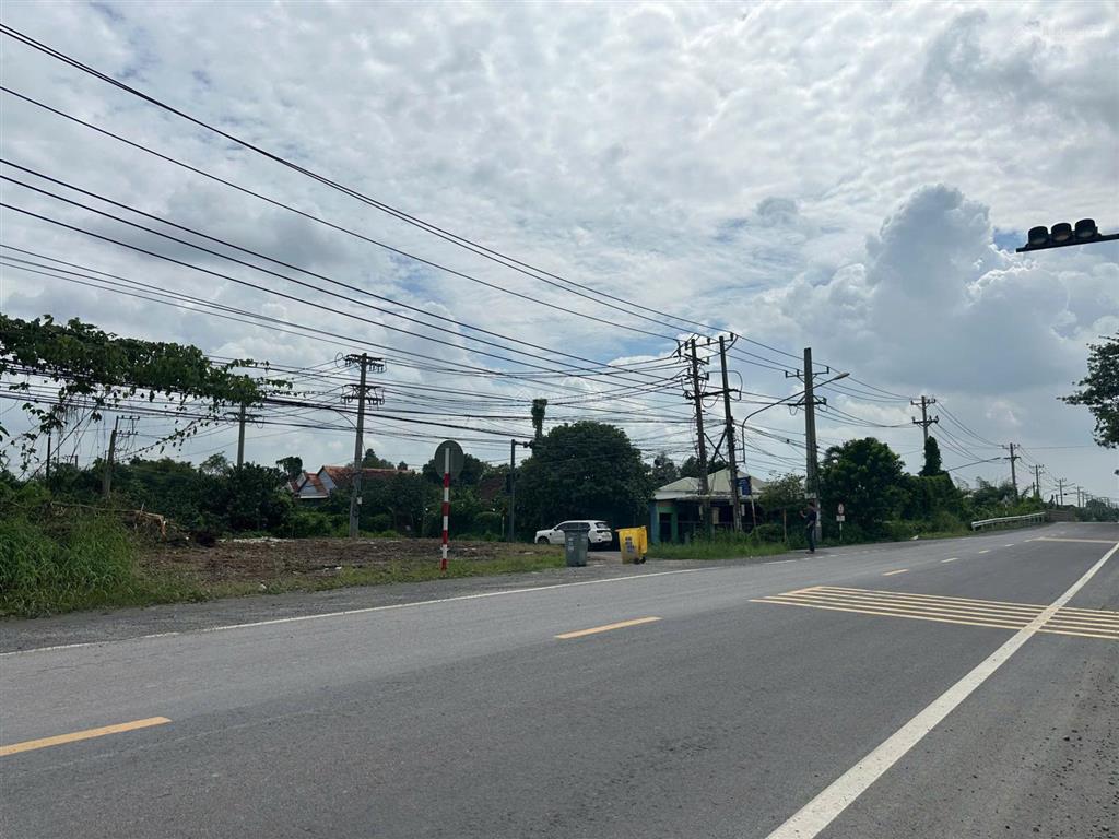 Bán lô góc diện tích lớn mặt tiền đt746  gần trường học nơi sầm uất khu bắc tân uyên