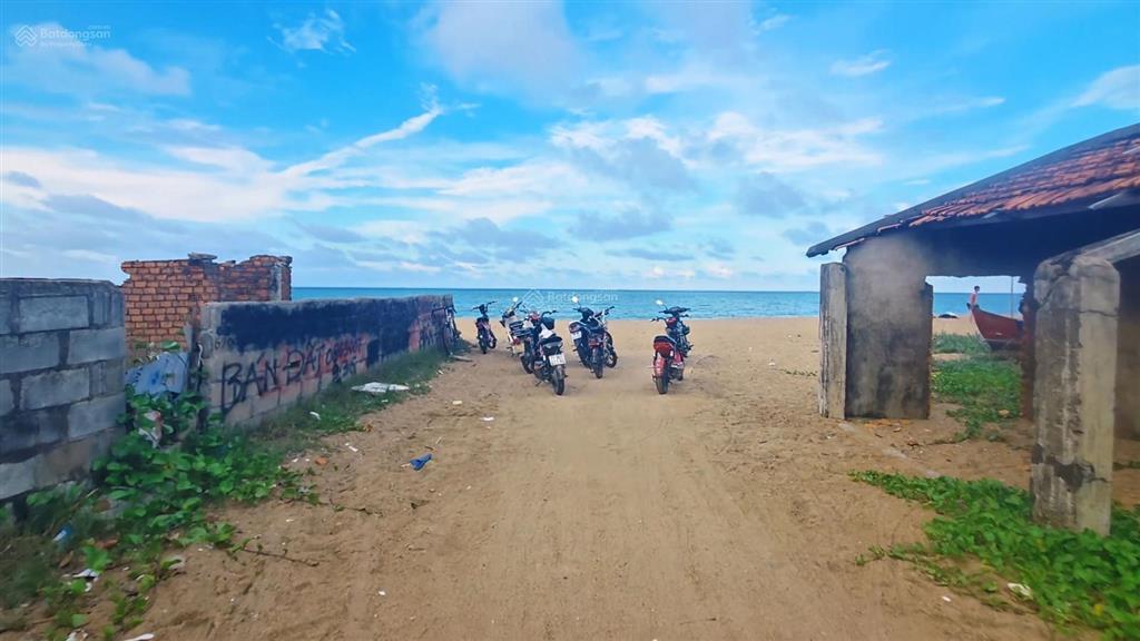 Lô đất rất đẹp. cần bán lô đất 2 mặt tiền đường, gần biển hơn 100m2, gần sân bay 7km