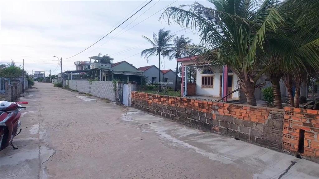 Bán căn nhà 339m² mặt sát biển làng chài lò 1, cách sân bay chỉ 7km