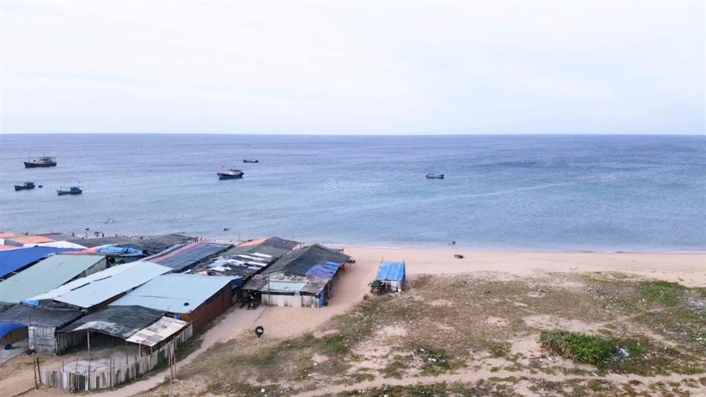 Bán căn nhà 339m² mặt sát biển làng chài lò 1, cách sân bay chỉ 7km