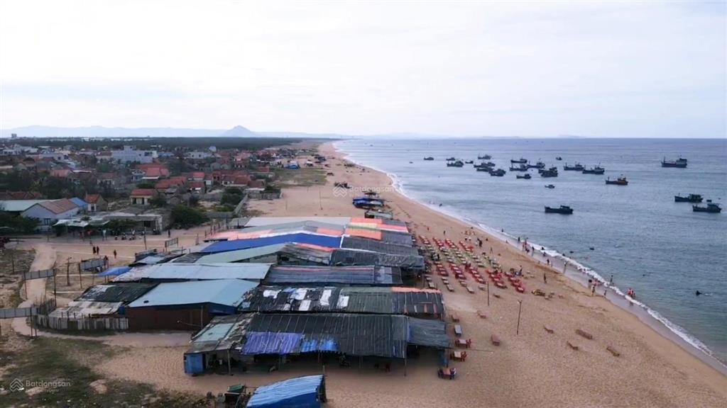 Bán căn nhà 339m² mặt sát biển làng chài lò 1, cách sân bay chỉ 7km