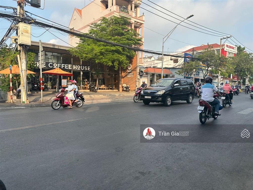 Căn góc 9x22=200m2 khuôn viên 2 mặt tiền đặng văn bi, đang có hợp đồng 130 triệu/tháng. giá 40 tỷ