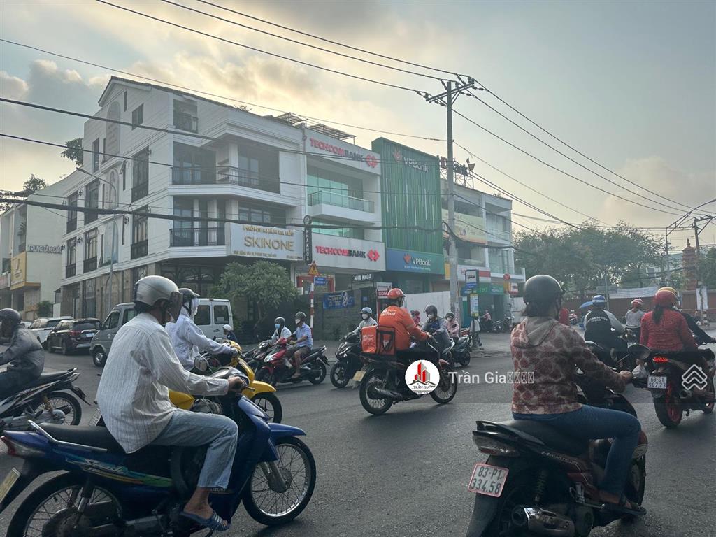 Căn góc 9x22=200m2 khuôn viên 2 mặt tiền đặng văn bi, đang có hợp đồng 130 triệu/tháng. giá 40 tỷ