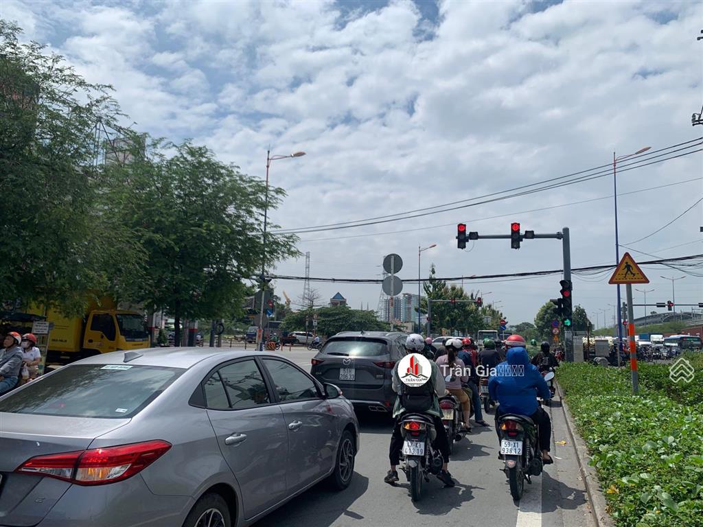 Bán đất mt song hành xa lộ hà nội, quận 9, ngang 30x60m=1800m2 thổ cư. giá 272 tỷ