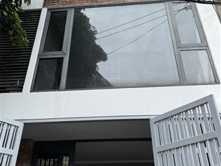 Cho thuê nhà nguyên căn phù hợp làm văn phòng công ty. nhà mới sửa như mới diện tích sự dụng 300m2