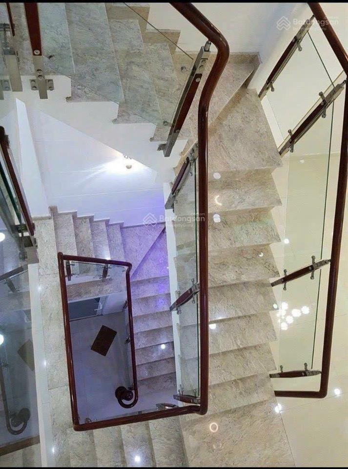 Chính chủ gửi bán nhà quận 2 nhà 4 lầu mặt tiền đường xe tải cách lê văn thịnh 10m. giá tlcc