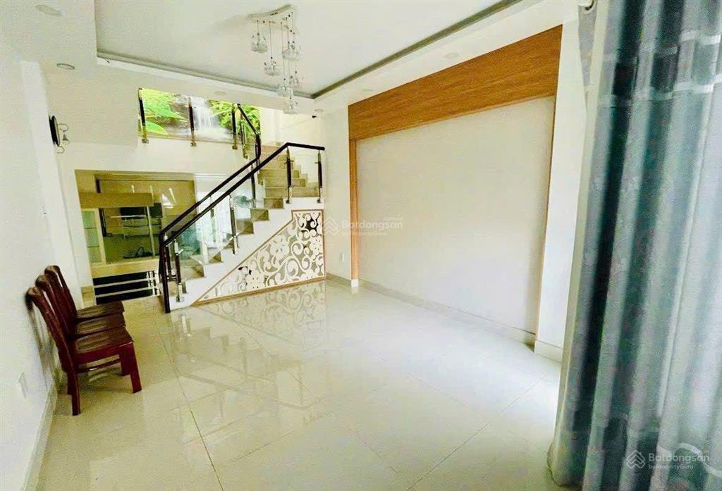 Chính chủ gửi bán nhà quận 2 nhà 4 lầu mặt tiền đường xe tải cách lê văn thịnh 10m. giá tlcc